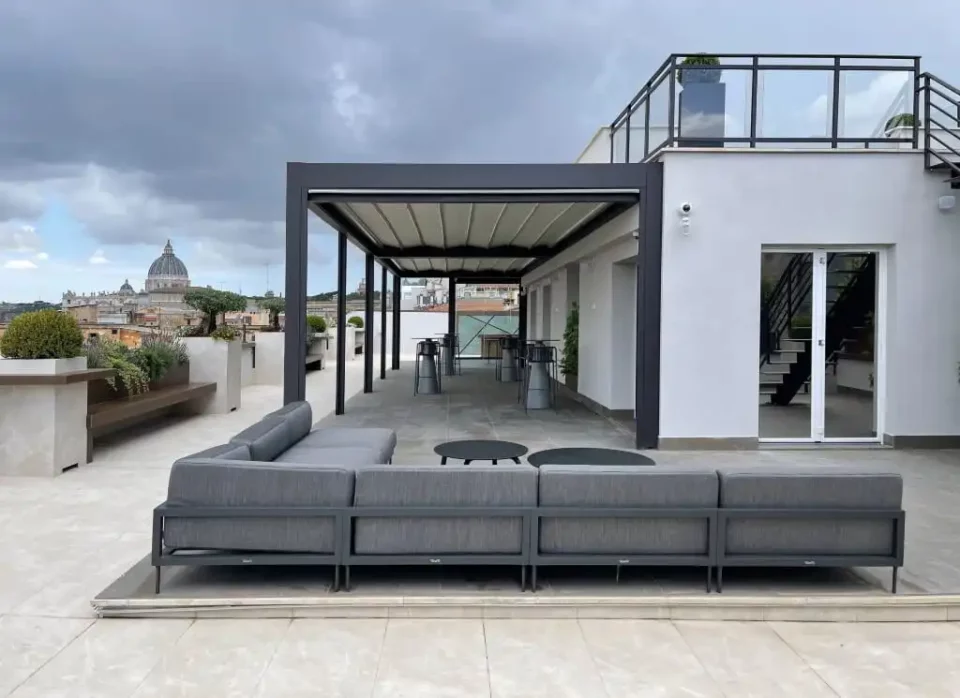 Terraza Prati de Unimarconi con vistas a la cúpula de San Pedro en Roma
